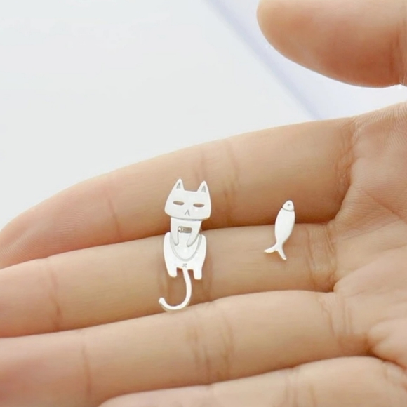 925 Sterling Silver Cat Fish Stud - Picture 2 of 5